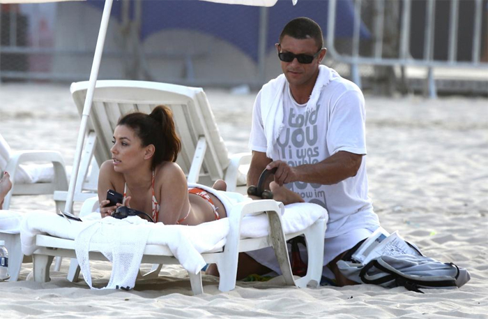 Eva Longoria pega sol na praia de Copacabana 