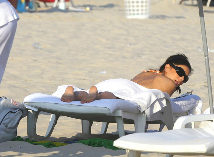 Eva Longoria pega sol na praia de Copacabana 