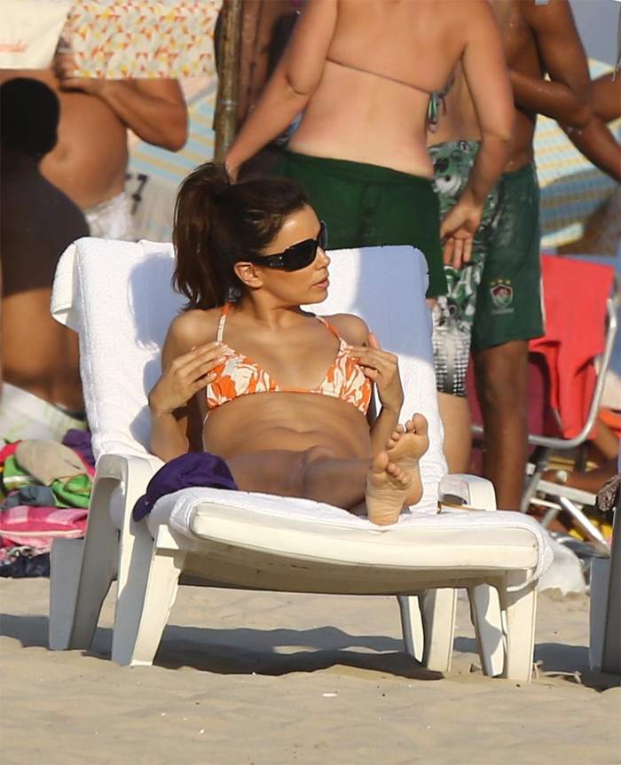 Eva Longoria pega sol na praia de Copacabana 