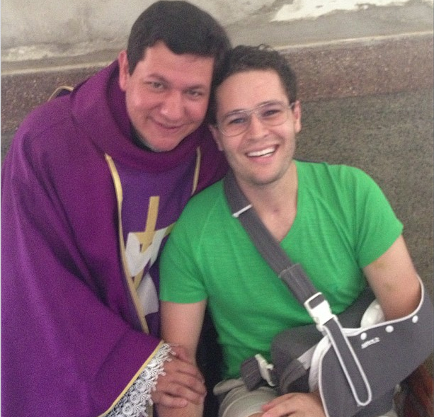 Pedro Leonardo posa sorridente ao lado de amigo padre