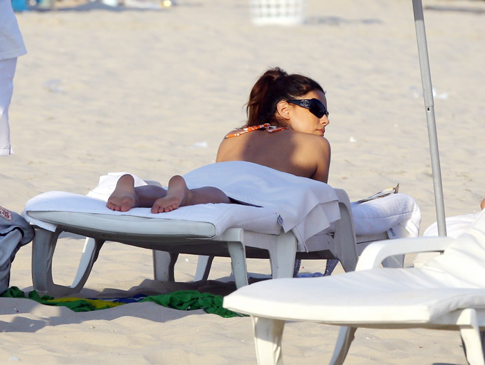 Eva Longoria pega sol na praia de Copacabana