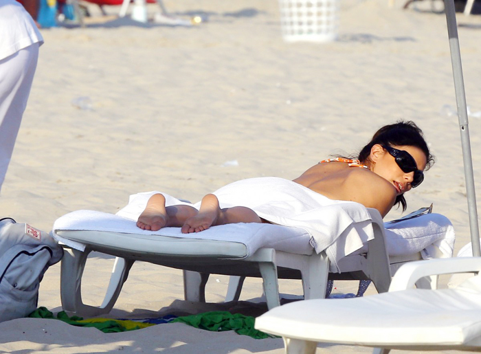 Eva Longoria pega sol na praia de Copacabana