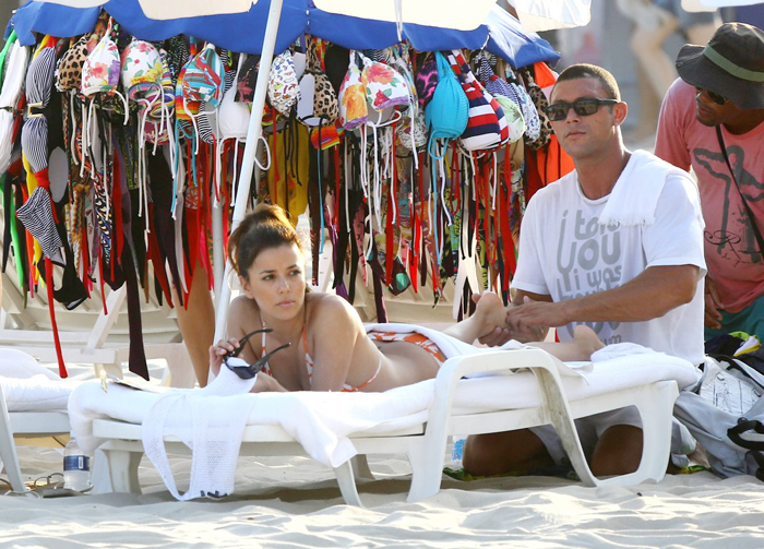 Eva Longoria pega sol na praia de Copacabana