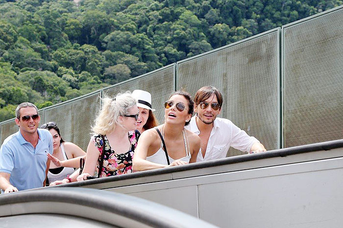 Eva Longoria chega ao Brasil e tem dia de turista no Rio de Janeiro