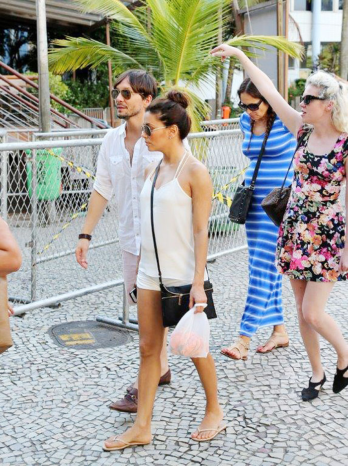Eva Longoria chega ao Brasil e tem dia de turista no Rio de Janeiro