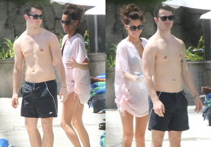 Kevin Jonas curte piscina de hotel carioca com a mulher