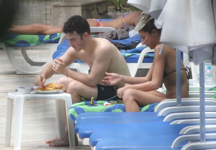 Kevin Jonas curte piscina de hotel carioca com a mulher