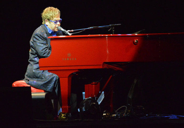 Elton John se despede do Brasil após show em Olinda