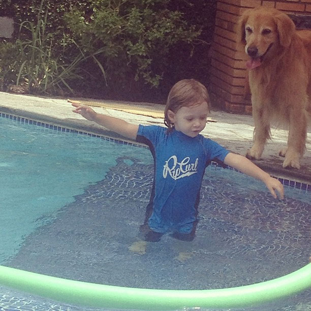 Vittório se diverte na piscina enquanto a mamãe Adriane vai trabalhar