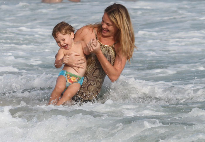  Letícia Birkheuer dá banho de mar no filho em Ipanema