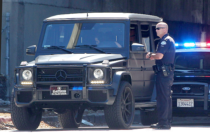 Kim Kardashian é advertida por policial, em rua de Calabasas, Califórnia