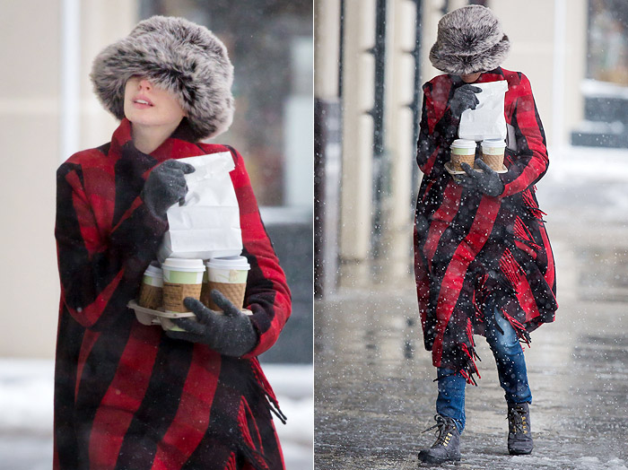 Anne Hathaway enfrenta a neve em NY com gorro de peles e casaco bizarro