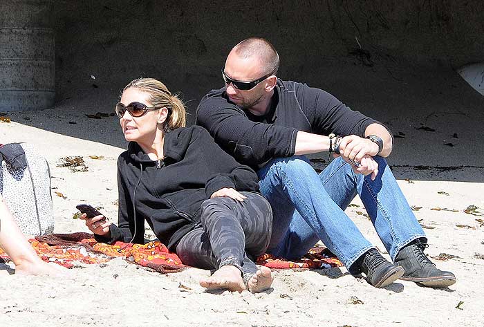 Heidi Klum e Martin Kirsten curtem praia vestidos