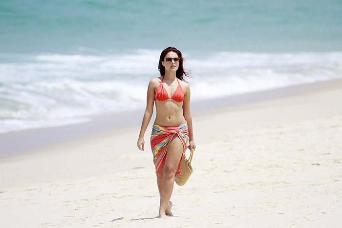 Paloma Bernardi grava cenas de Salve Jorge na praia