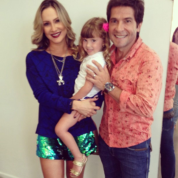 Claudia Leitte fotografa com Daniel e a filha do cantor