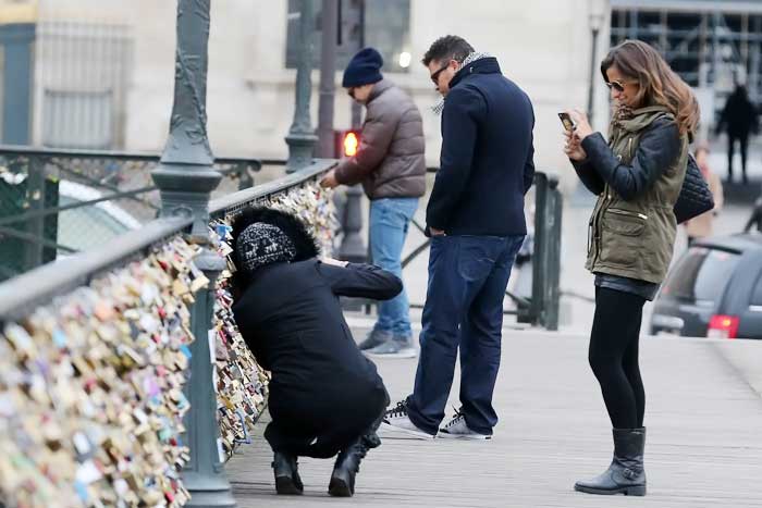 Ronaldo e Paula Morais fazem ritual romântico em ponte de Paris