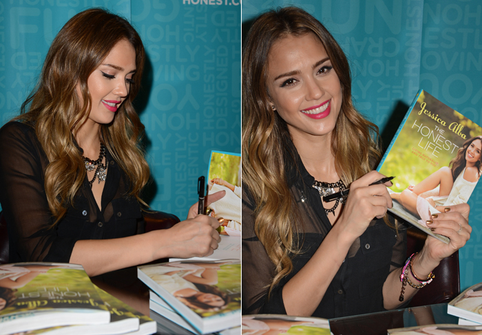 Jessica Alba assina cópias de seu livro, na Flórida