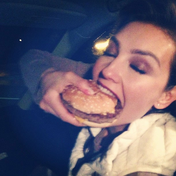 Thalia come hambúrguer após premiação na Espanha