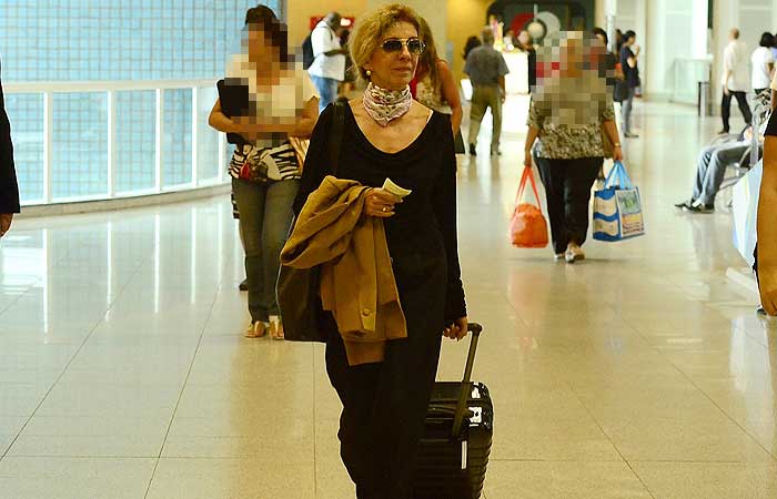 Marília Pêra embarca para São Paulo no aeroporto do Rio