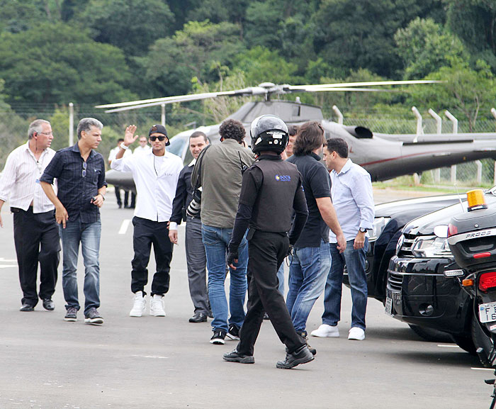 Neymar, chega de helicóptero para Evento em Shooping de SP - Veja as Fotos.