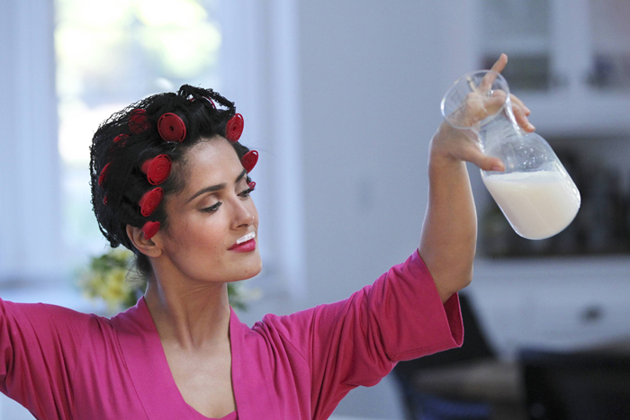 Salma Hayek aparece com bobes e bigodinho de leite em campanha