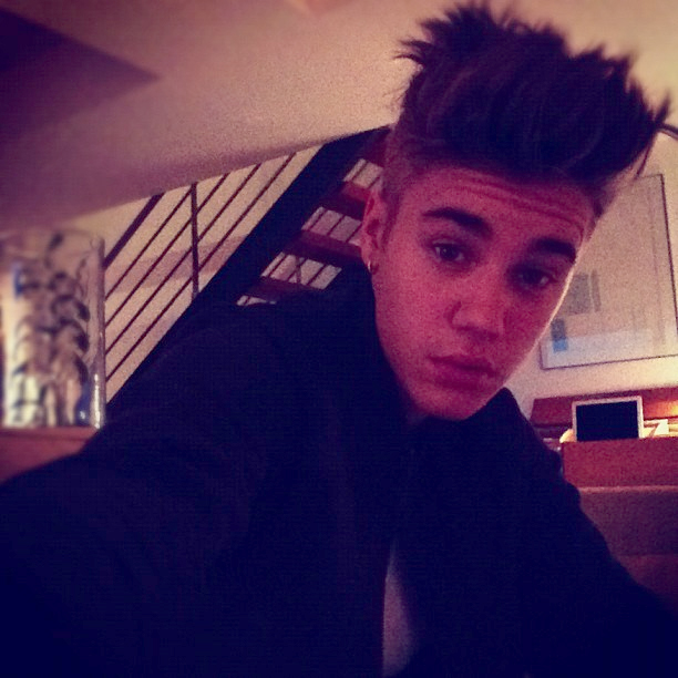 Justin Bieber posta foto com cabelo em pé
