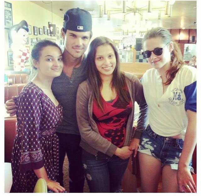 Kristen Stewart e Taylor Lautner posam com fãs durante treino de beisebol