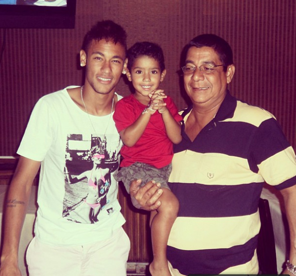 Zeca Pagodinho tira foto com o neto ao lado de Neymar