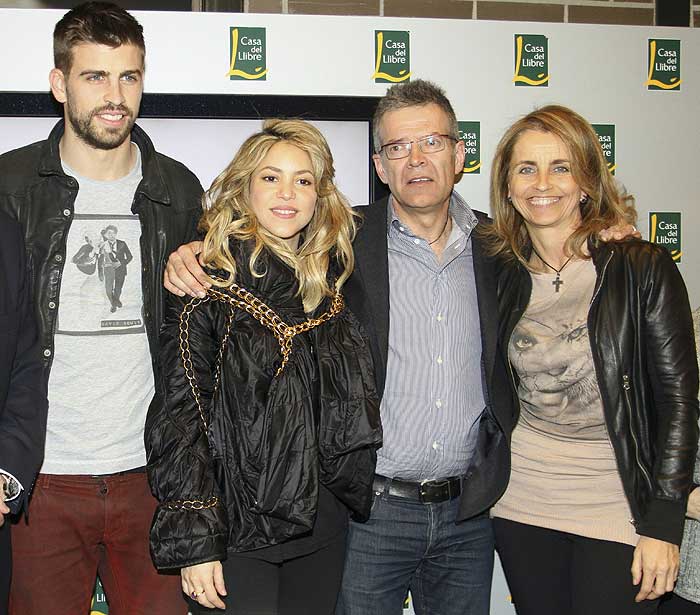 Shakira prestigia lançamento de livro do sogro