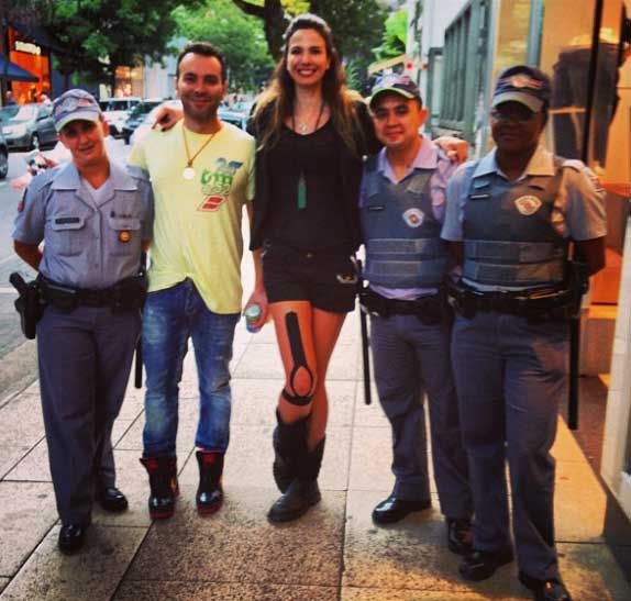 Luciana Gimenez posa ao lado de policiais militares de São Paulo