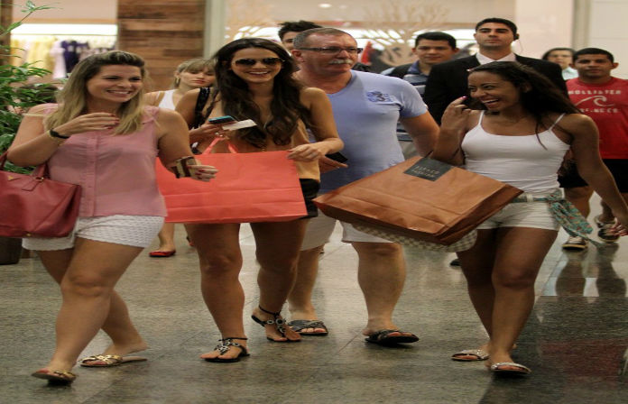 Com amigas, Bruna Marquezine faz compras em shopping do Rio