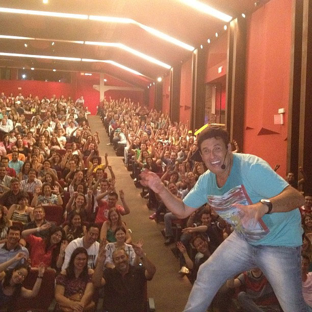 Glu glu, yeh yeh! Sérgio Mallandro lota teatro com seu stand up