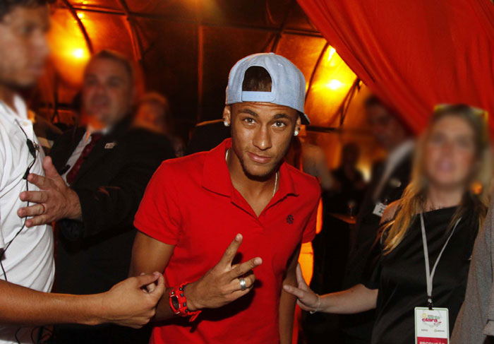 Sem Bruna Marquezine, Neymar vai à festa em São Paulo