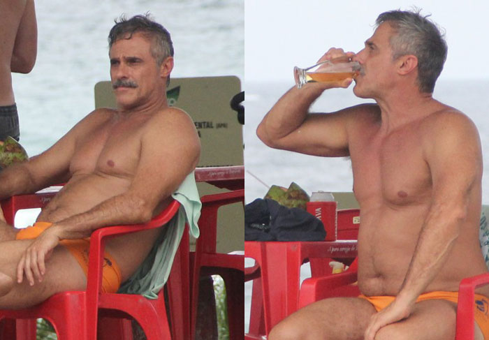 Oscar Magrini é tietado por fãs em praia carioca