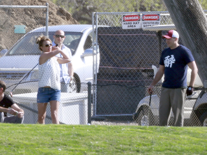 Britney Spears joga golfe com o novo namorado