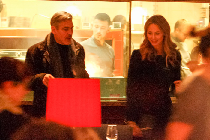George Clooney põe fim a rumores de separação ao circular com a namorada por Berlim