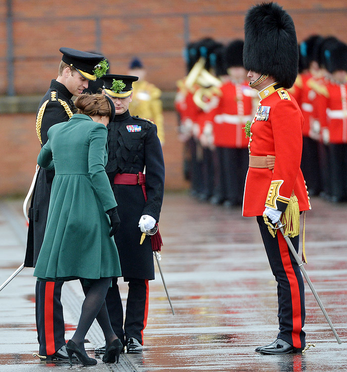 Kate Middleton prende o salto em buraco durante evento no Reino Unido