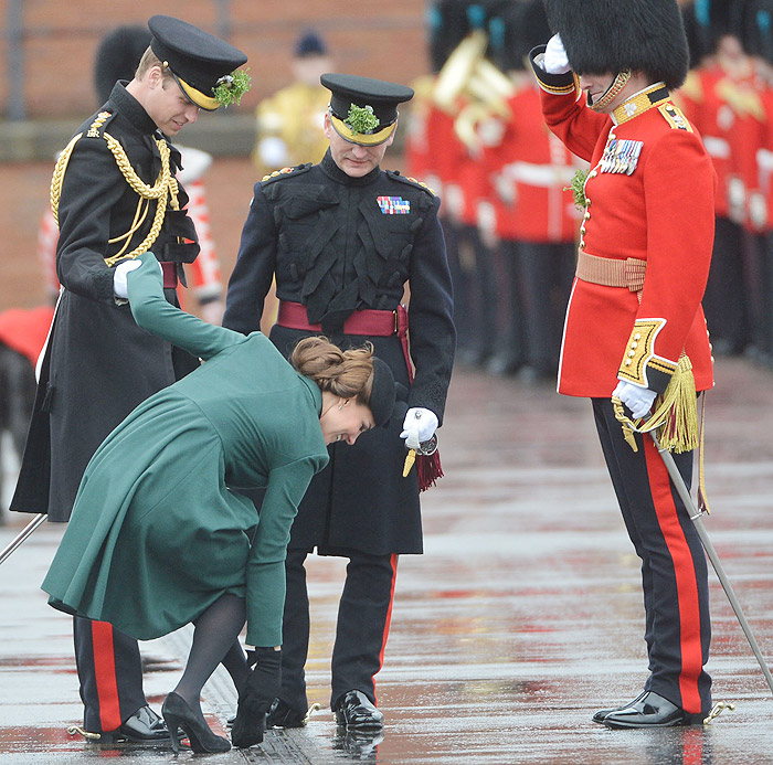 Kate Middleton prende o salto em buraco durante evento no Reino Unido