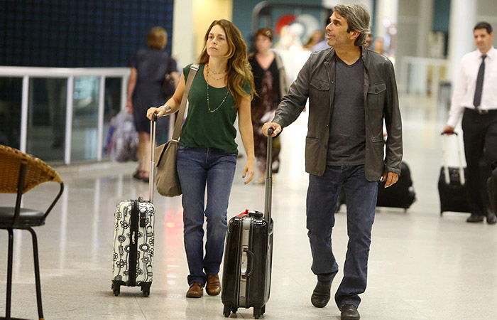 Claudia Abreu pega a ponte aérea com o marido, no Rio