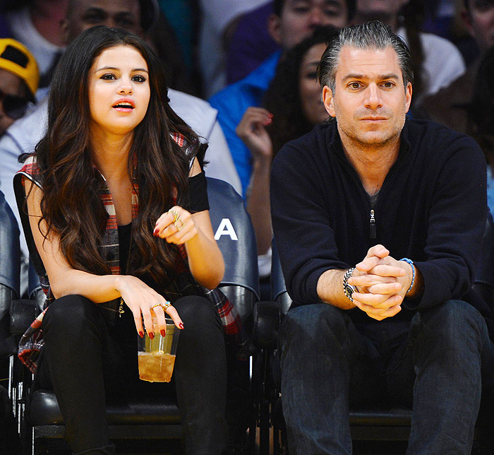Selena Gomez assiste a jogo de basquete com homem desconhecido
