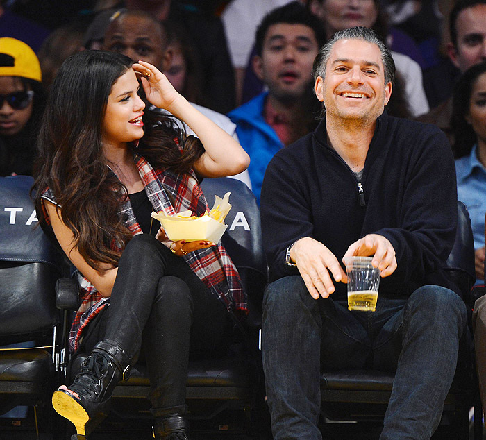 Selena Gomez assiste a jogo de basquete com homem desconhecido