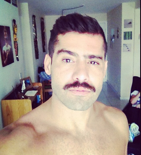 Ex-BBB Yuri adota bigode e posta foto na rede social