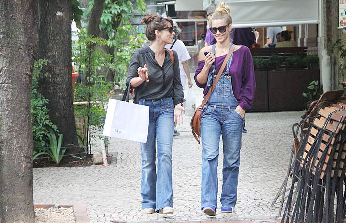 Carolina Dieckmann e Maria Ribeiro fazem compras no Rio