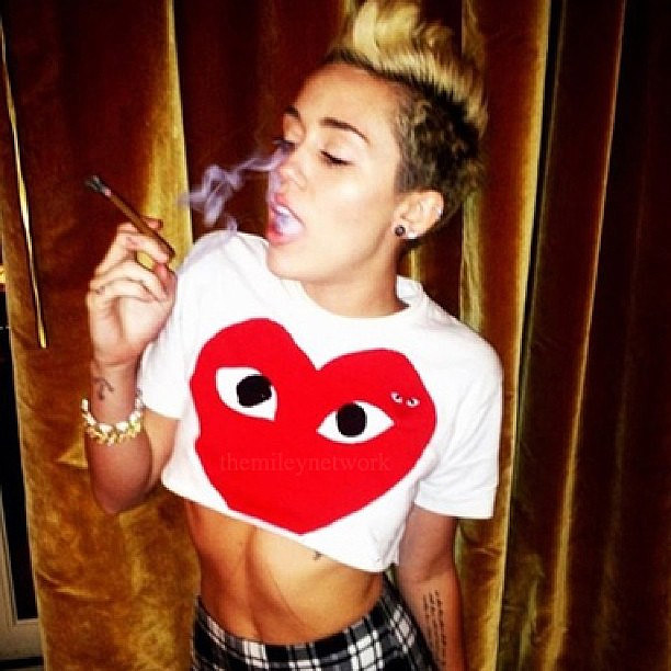 Miley Cyrus posta foto fumando e mostra barriguinha sarada