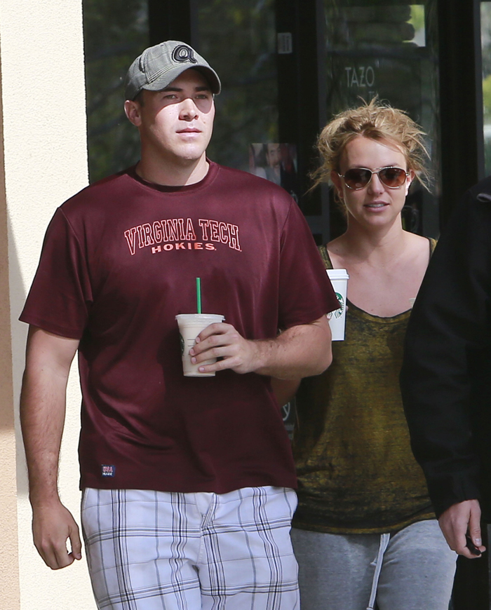  Inseparáveis, Britney Spears e David Lucado são vistos tomando café no Starbucks