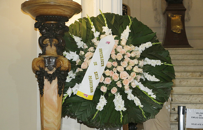 Zeca Pagodinho envia coroa de flores para velório Emílio Santiago