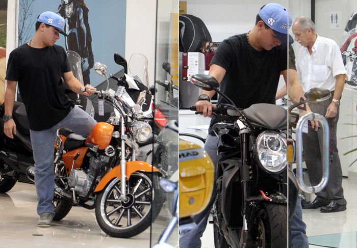 Thiago Martins escolhe moto para comprar em uma loja no Rio