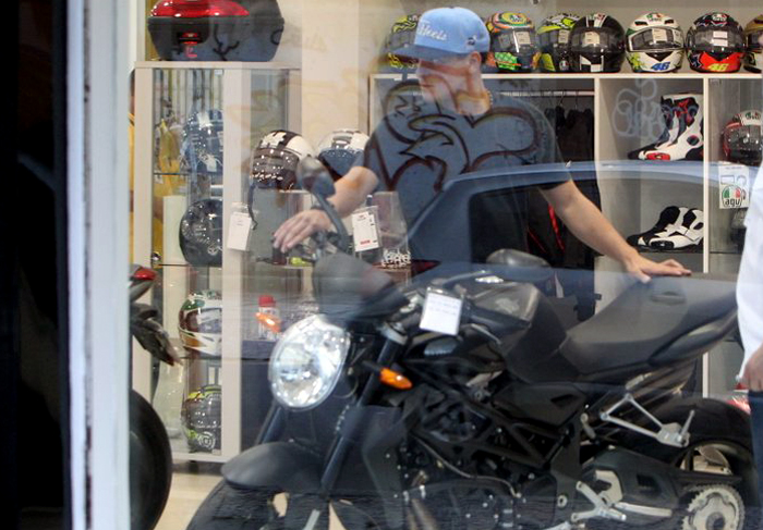 Thiago Martins escolhe moto para comprar em uma loja no Rio