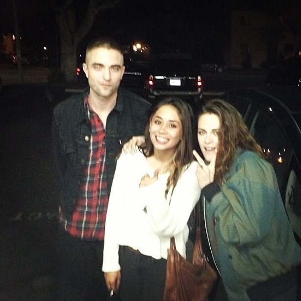 Kristen Stewart e Robert Pattinson fazem foto divertida com fã, na balada