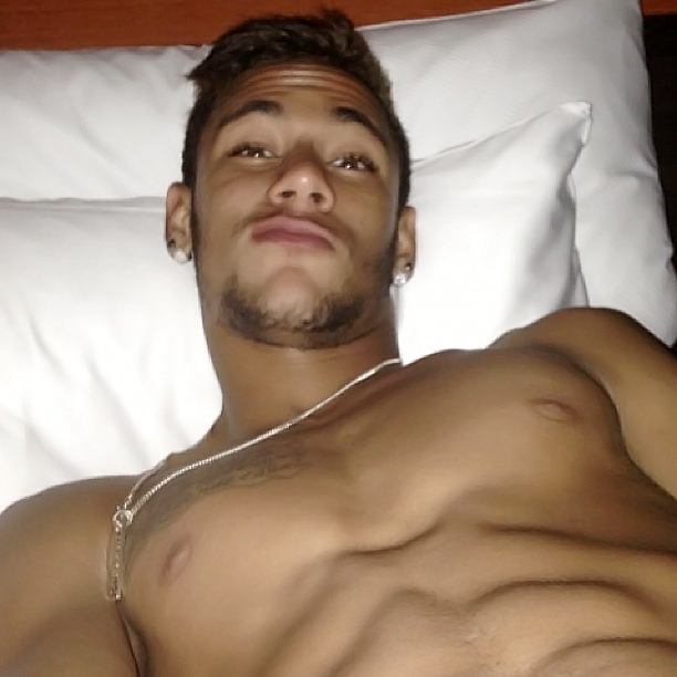 Neymar deseja bom dia ainda deitado na cama e sem camisa